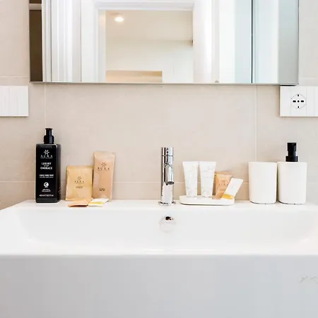 Waterfront Luxury Studio, Free Parking, Ac, Netflix & Wifi By Tilo Lux Appartement Gênes